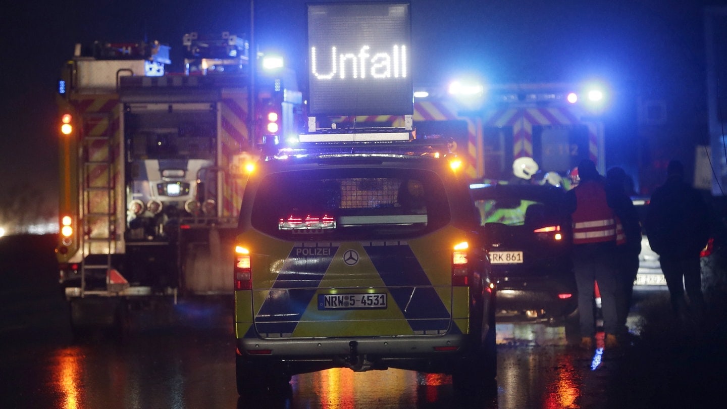 Die Polizei arbeitet an einer Unfallstelle (Symbolbild) (Foto: dpa Bildfunk, picture alliance/dpa | David Young)