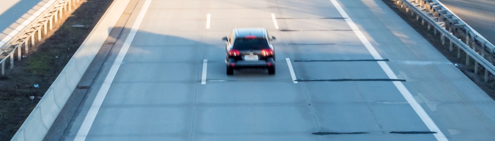 Auto auf der Mittelspur der Autobahn  (Foto: Animaflora PicsStock)