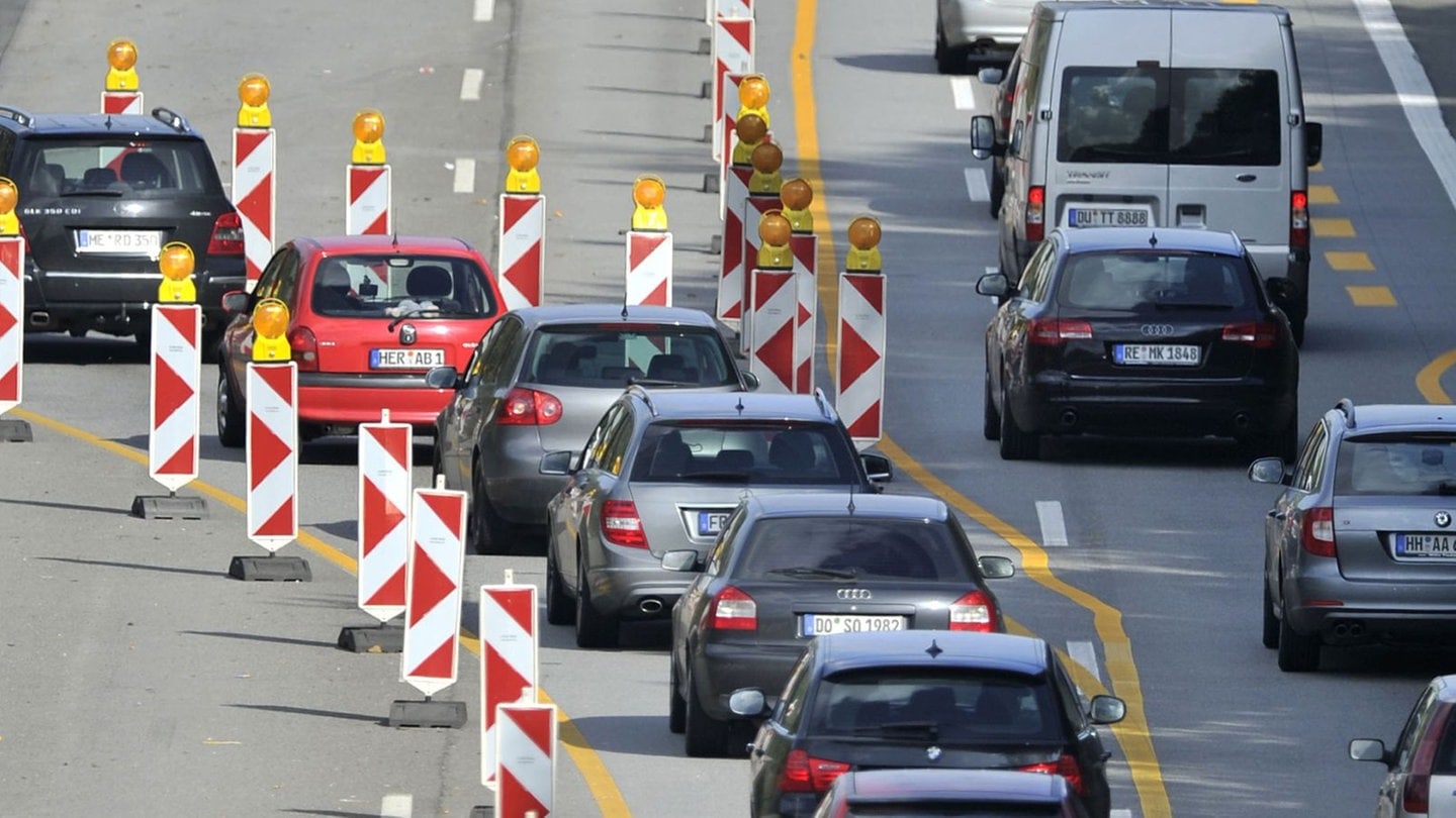 Mehrere PKW stehen in einer Autobahnbaustelle im Stau