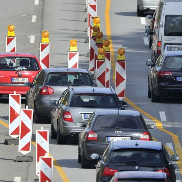 Mehrere PKW stehen in einer Autobahnbaustelle im Stau (Foto: dpa/picture-alliance)