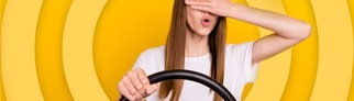 Frau am Lenkrad hält sich genervt die Augen zu