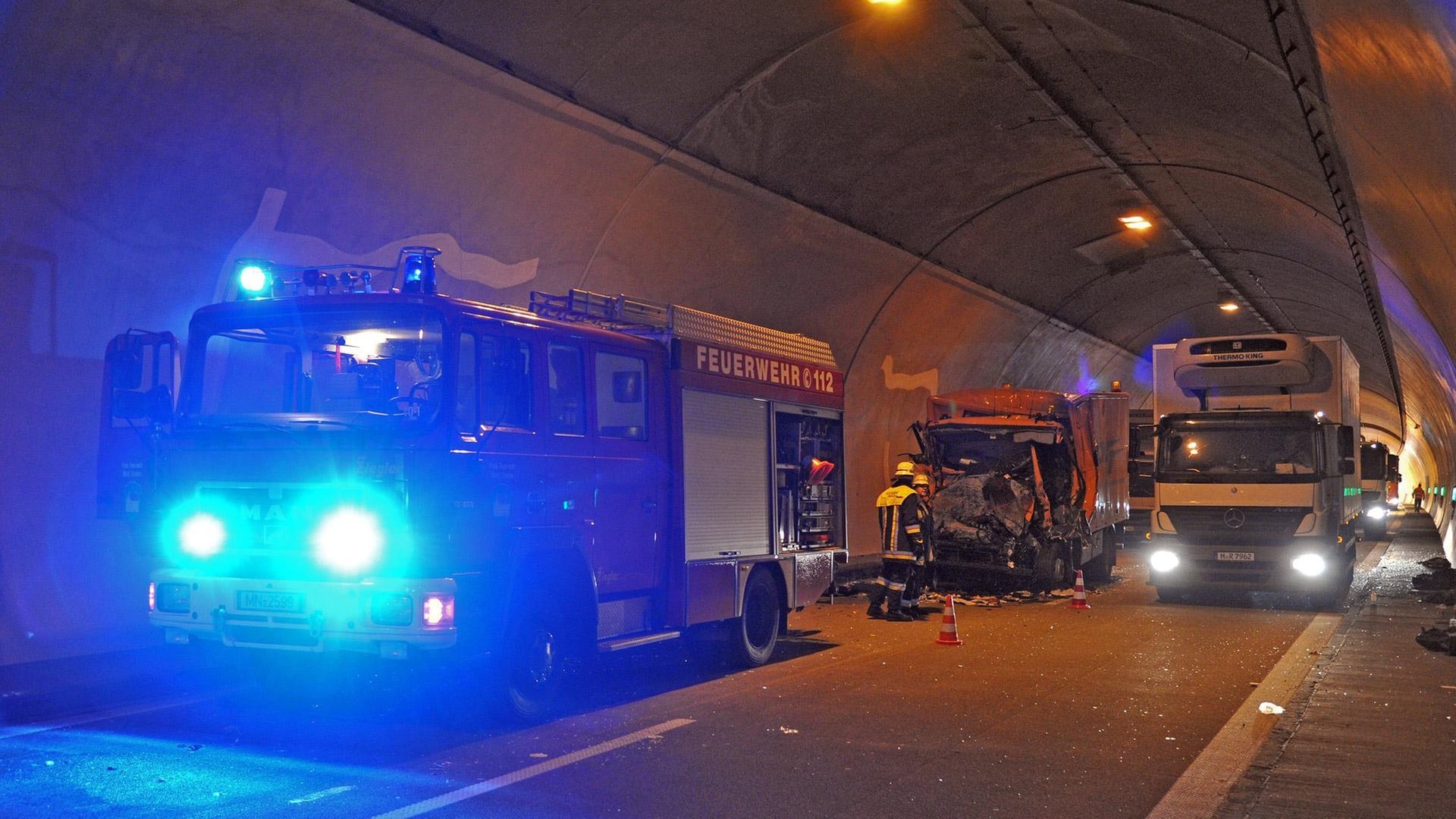 Foto: dpa/picture-alliance Blaulicht im Tunnel (Foto: dpa/picture-alliance)
