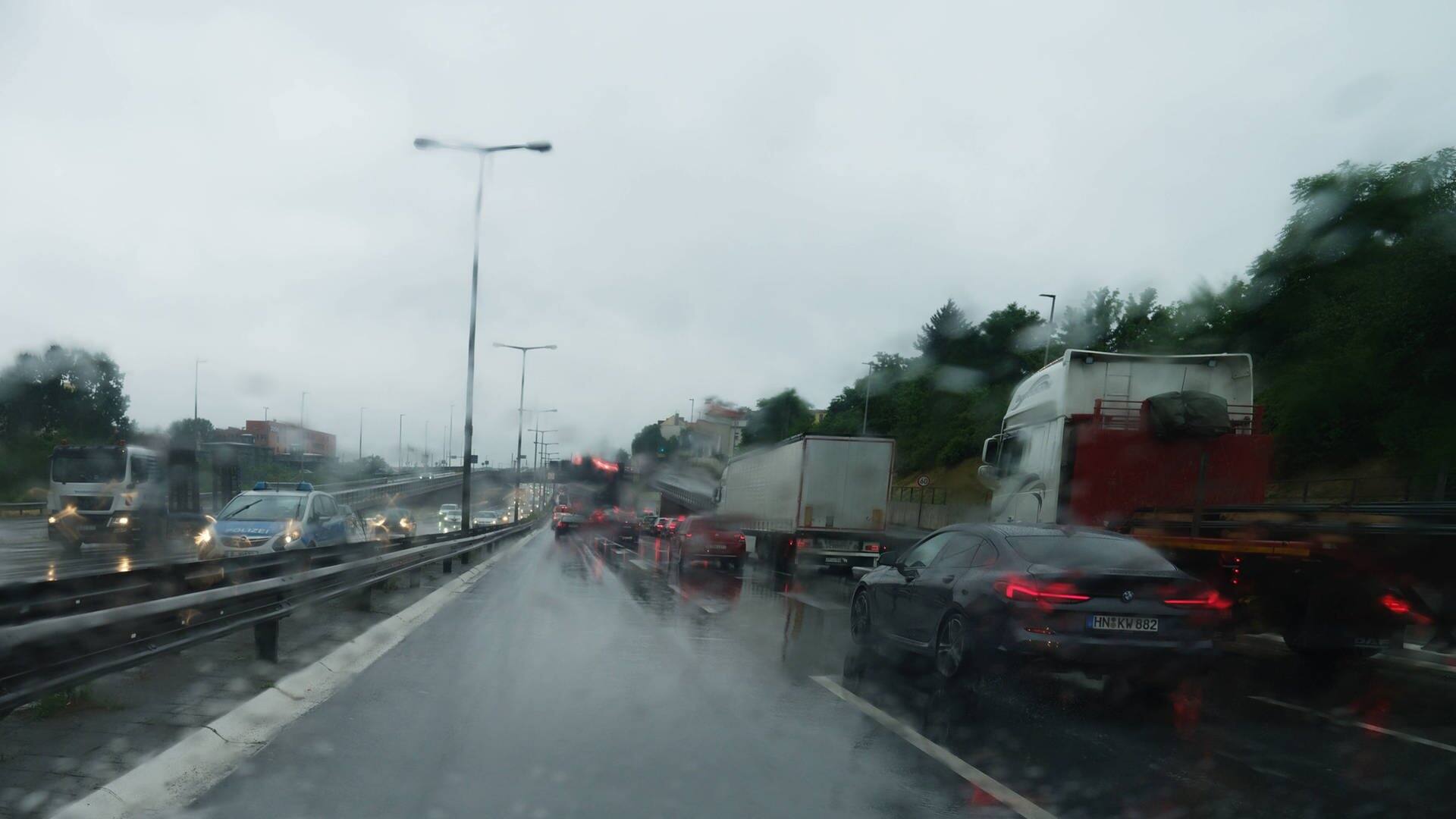 Falschfahrer bei Regen auf der Autobahn (Foto: IMAGO, IMAGO / serienlicht)