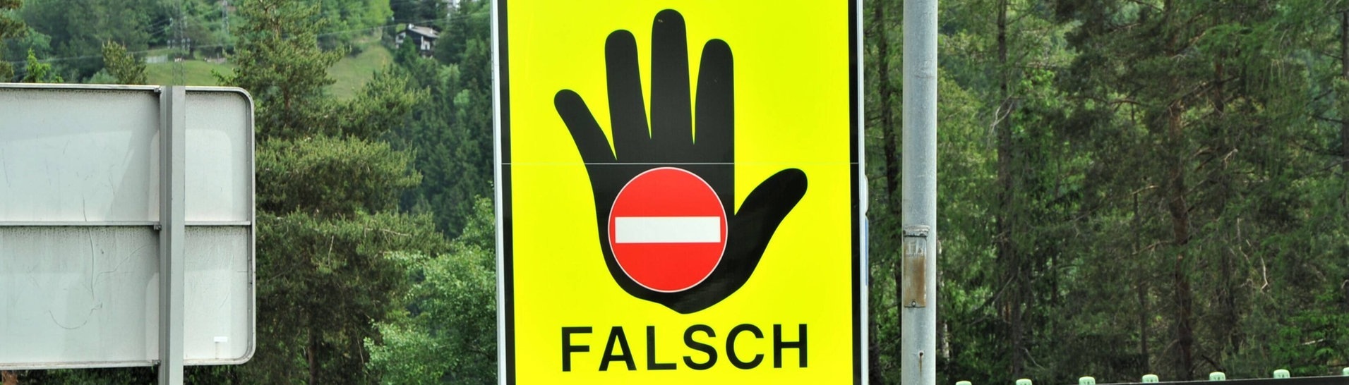 Um Falschfahrer zu vermeiden, kommen Stopschilder bei Autobahnauffahrten zum Einsatz (Foto: IMAGO, IMAGO / Manfred Segerer)