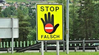 Um Falschfahrer zu vermeiden, kommen Stopschilder bei Autobahnauffahrten zum Einsatz (Foto: imago images, IMAGO / Manfred Segerer)