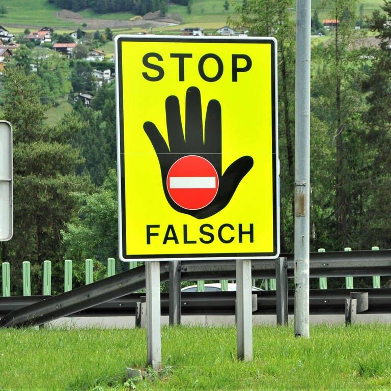 Um Falschfahrer zu vermeiden, kommen Stopschilder bei Autobahnauffahrten zum Einsatz (Foto: IMAGO, IMAGO / Manfred Segerer)