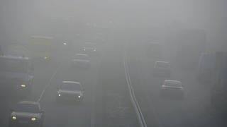 FahrzeugeAutos auf der Autobahn im Nebel (Foto: dpa/picture-alliance)