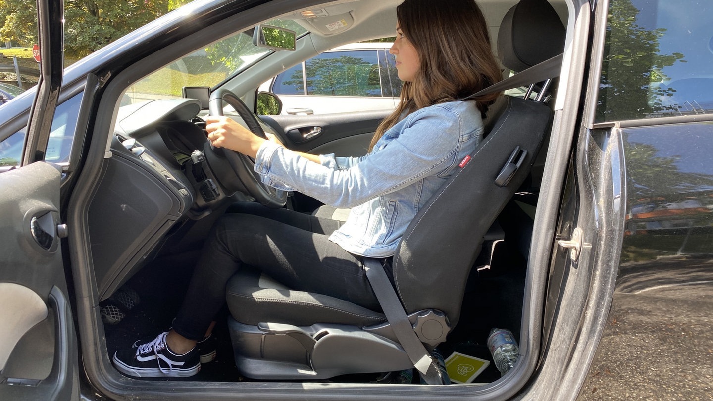 Foto: SWR3 Frau sitzt im Auto in aufrechter Position (Foto: SWR3)