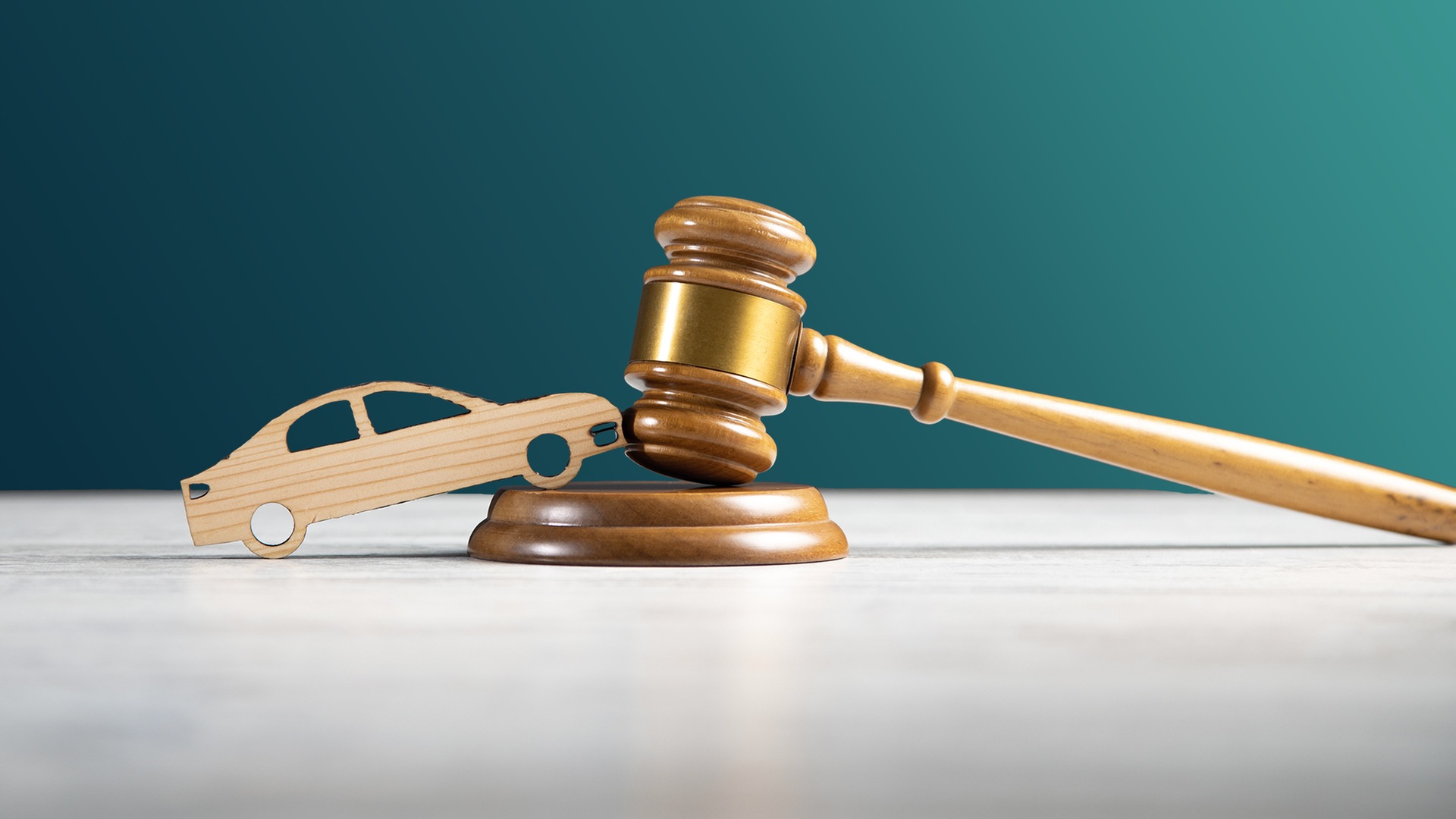 Automodell mit Richterhammer (Foto: Adobe Stock / Tiko)