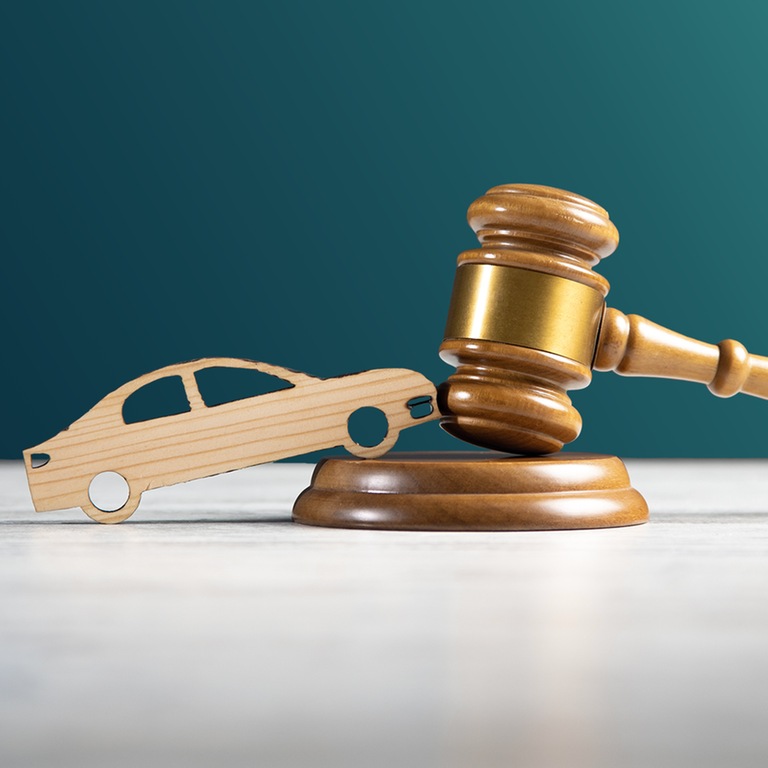Automodell mit Richterhammer (Foto: Adobe Stock / Tiko)