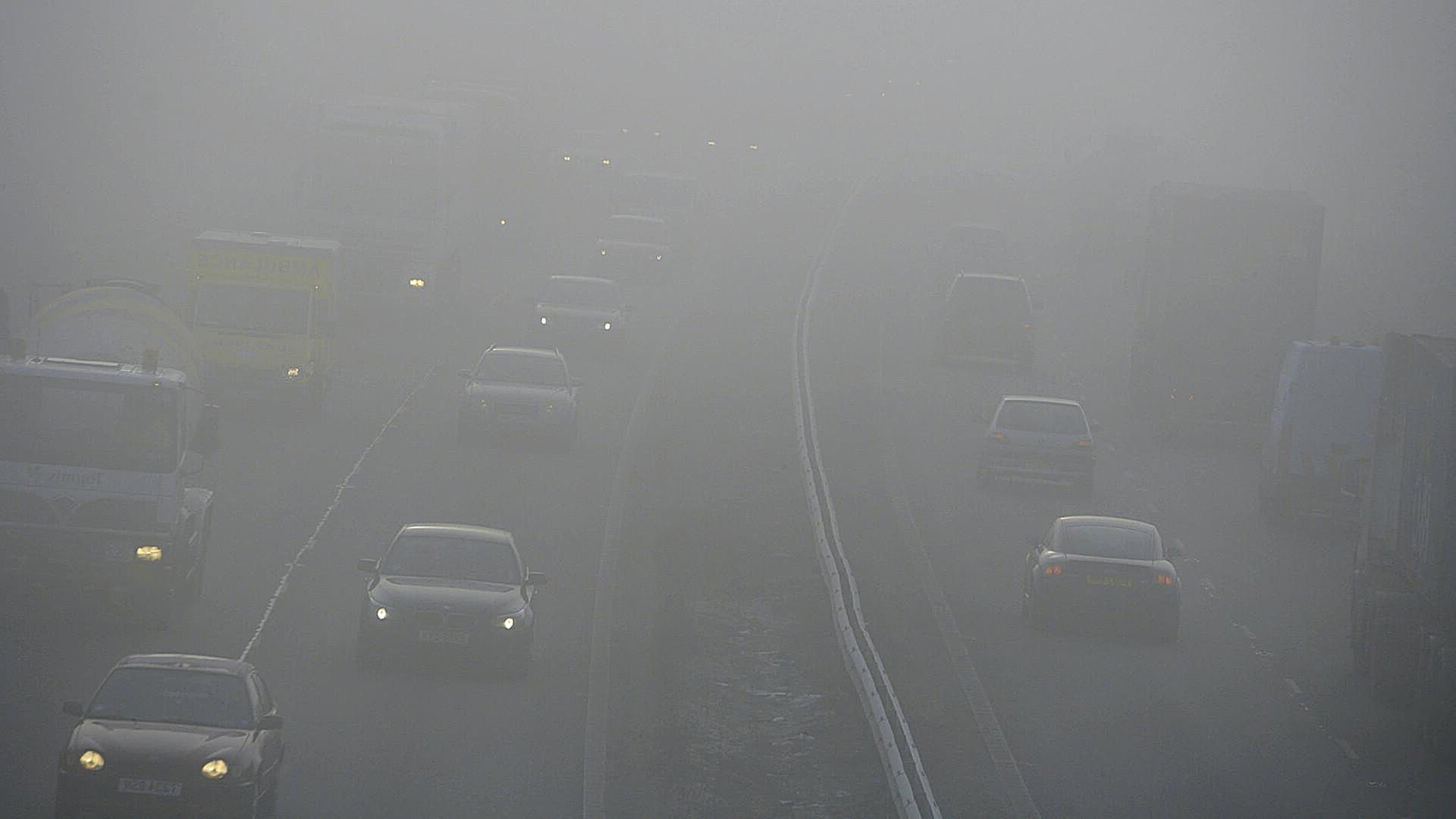 FahrzeugeAutos auf der Autobahn im Nebel (Foto: dpa/picture-alliance)