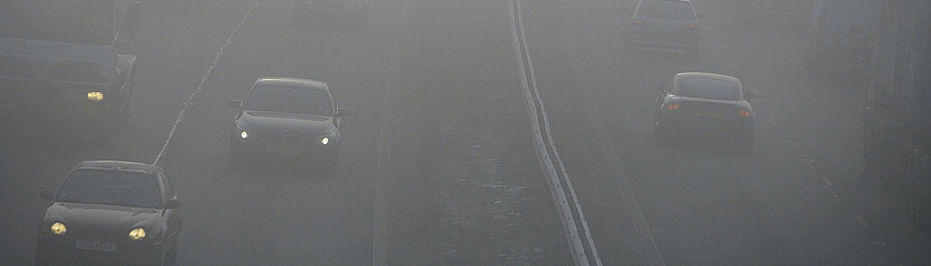 FahrzeugeAutos auf der Autobahn im Nebel (Foto: dpa/picture-alliance)