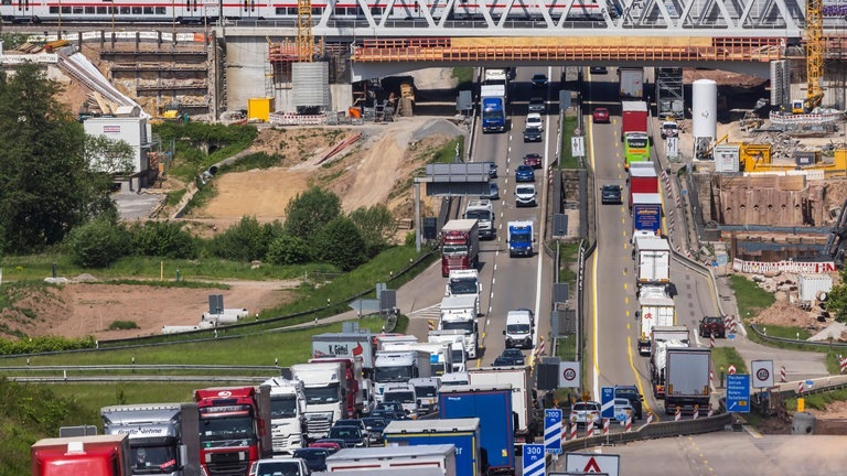 Autobahn A8 mit Baustelle bei Pforzheim (Foto: IMAGO, IMAGO / Arnulf Hettrich)