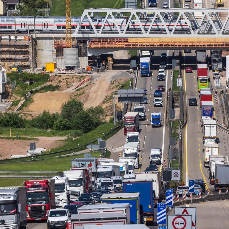 Autobahn A8 mit Baustelle bei Pforzheim (Foto: IMAGO, IMAGO / Arnulf Hettrich)