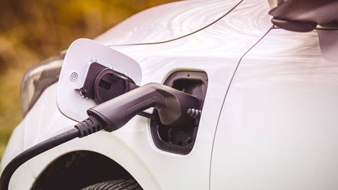 E-Auto beim Laden. (Foto: IMAGO, IMAGO / Christian Ohde)