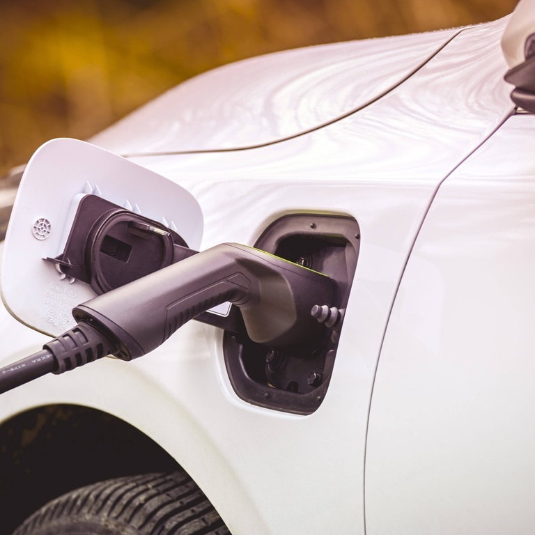 E-Auto beim Laden. (Foto: IMAGO, IMAGO / Christian Ohde)