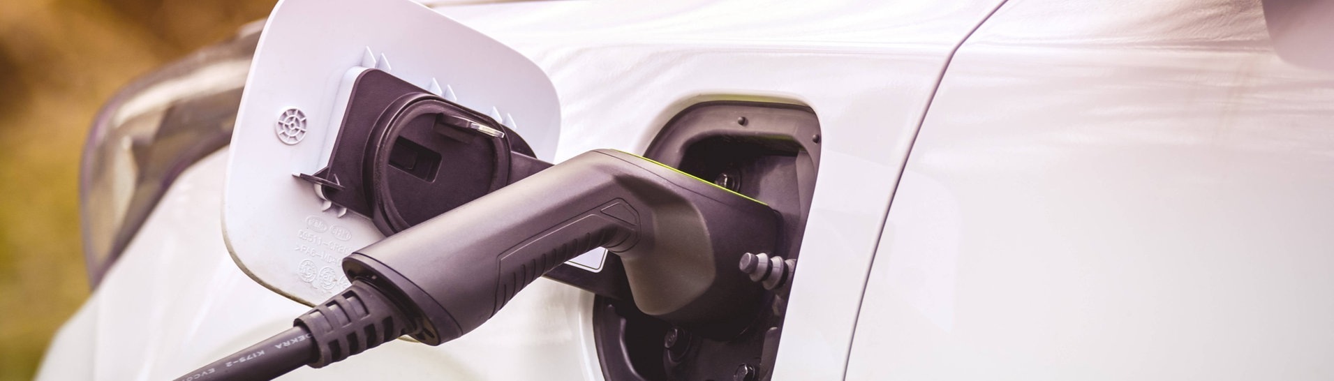 E-Auto beim Laden. (Foto: IMAGO, IMAGO / Christian Ohde)