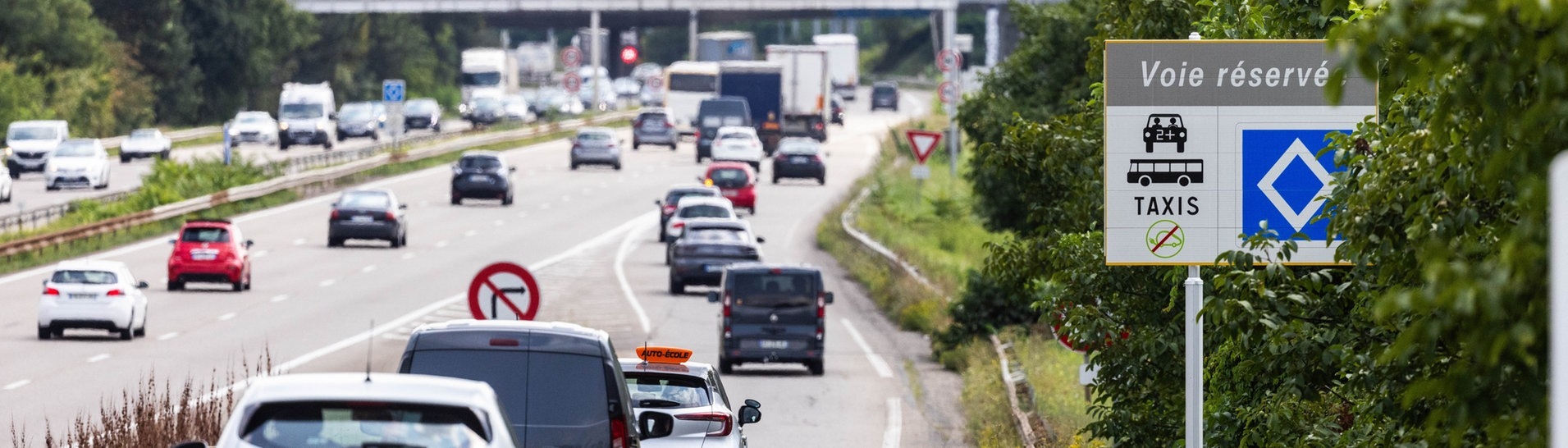 Ein Schild mit der Aufschrift „Voie réservée“ weist neben einer Autobahnauffahrt in Straßburg auf eine Spur für Fahrgemeinschaften, Taxis und Busse hin. (Foto: dpa Bildfunk, picture alliance/dpa | Philipp von Ditfurth)