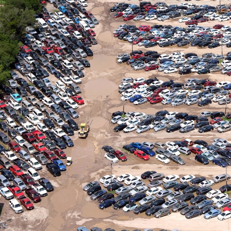 Tausende Autos auf Autoparkplatz aus ca. 200m Höhe aufgenommen.  (Foto: IMAGO, Westend61)