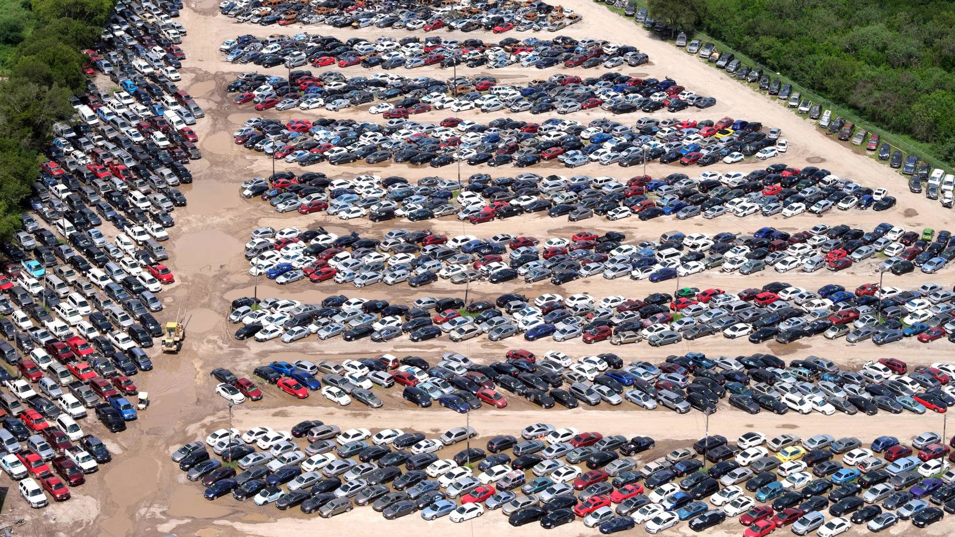 Tausende Autos auf Autoparkplatz aus ca. 200m Höhe aufgenommen.  (Foto: IMAGO, Westend61)