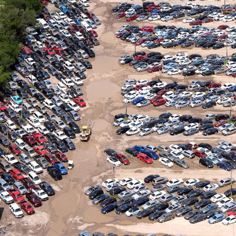 Tausende Autos auf Autoparkplatz aus ca. 200m Höhe aufgenommen.  (Foto: IMAGO, Westend61)