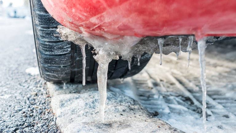 Winterreifen mit Eiszapfen (Foto: IMAGO, Shotshop)