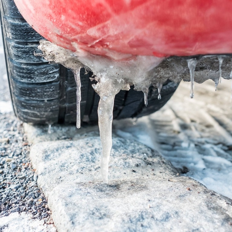 Winterreifen mit Eiszapfen (Foto: IMAGO, Shotshop)