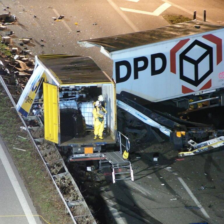 Ein zerstörter Lastwagen auf der A98 bei Lörrach (Foto: Feuerwehr Lörrach)