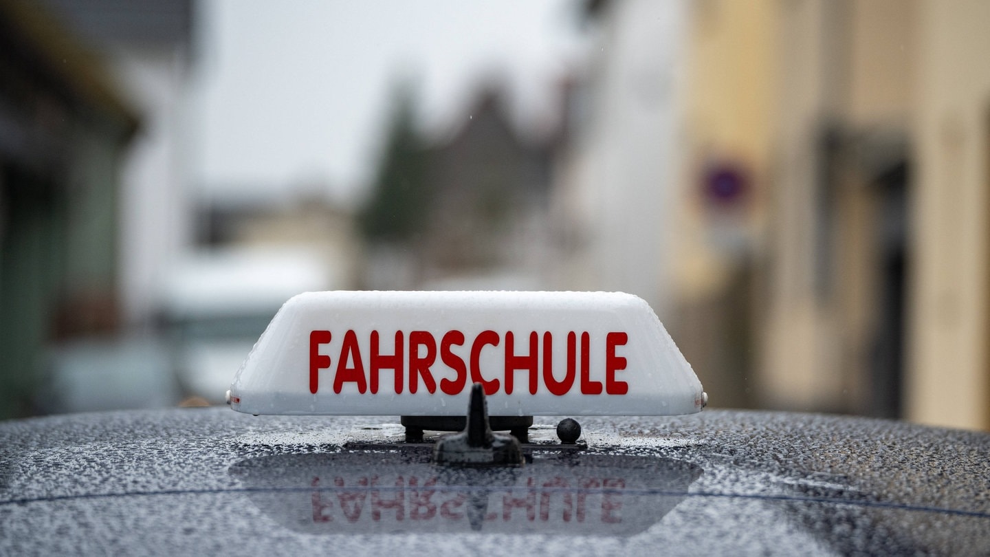 Fahrschule Schild auf Auto. Es handelt sich für ein Symbolbild für die neuen Fragen der Führerscheinprüfung ab April 2024 (Foto: IMAGO, onemorepicture)