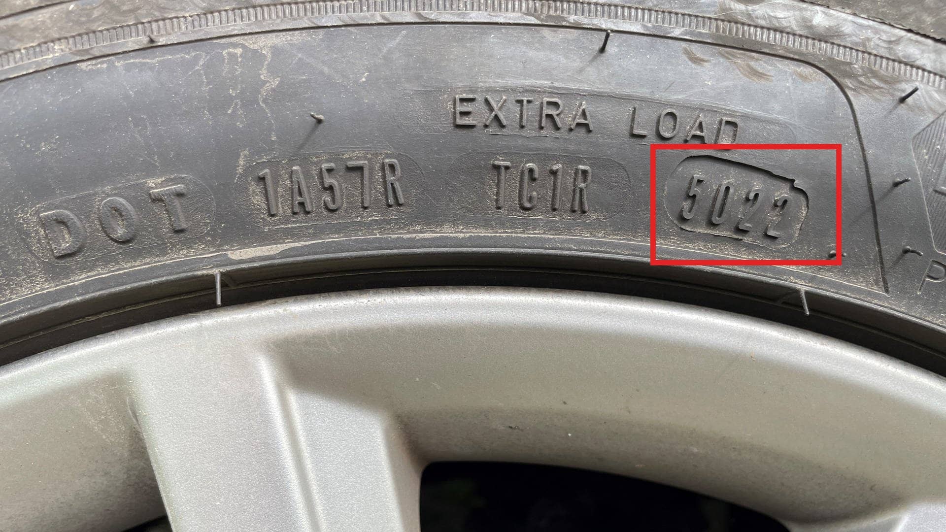 Neue Sommerreifen online kaufen? Hier lohnt es sich das Alter der Reifen zu checken.  Wie alt der Reifen ist, verrät die DOT Nummer: Die ersten beiden Zahlen geben die Kalenderwoche, die nächsten beiden das Jahr der Herstellung an. Dieser Reifen wurde in der KW 50 im Jahr 2022 hergestellt. 