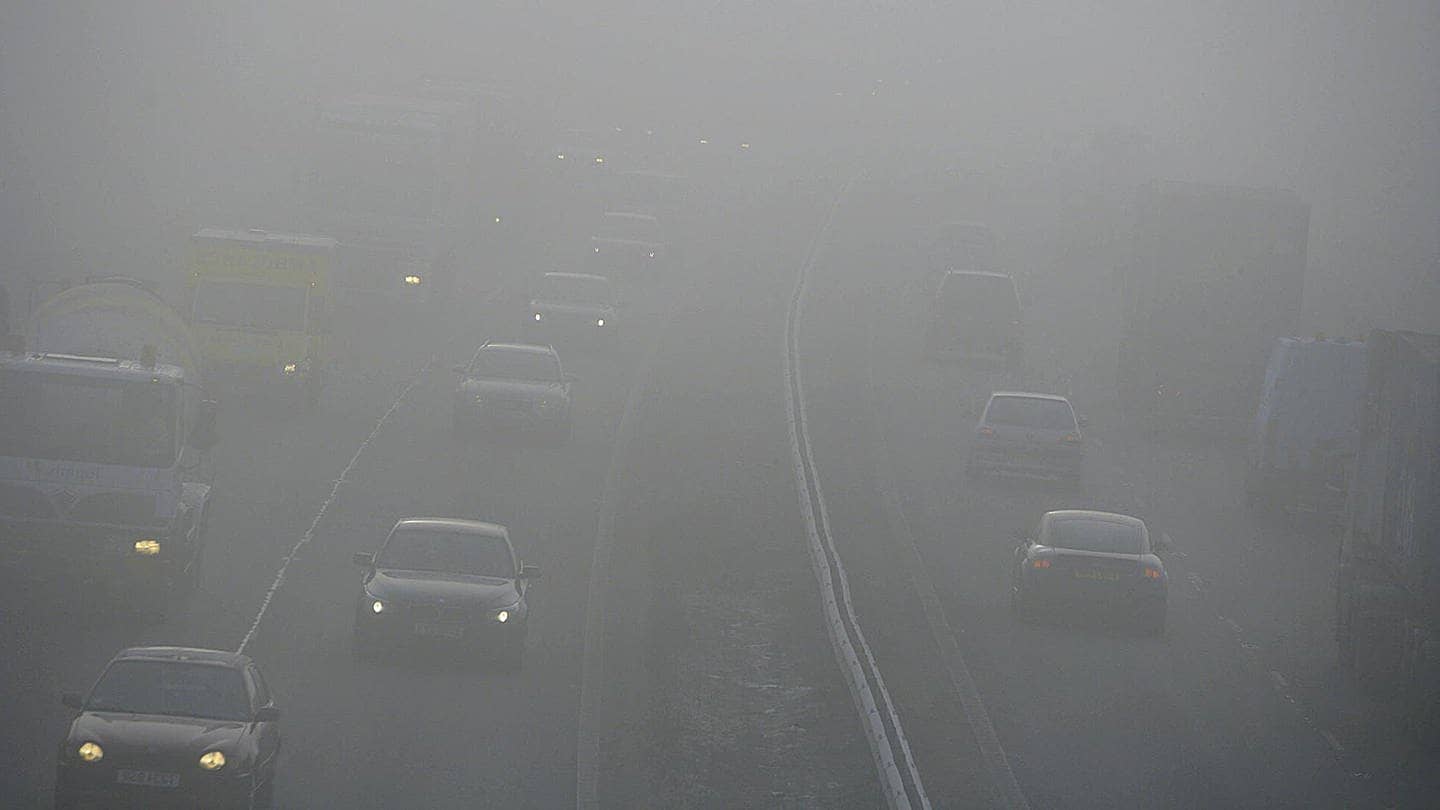 FahrzeugeAutos auf der Autobahn im Nebel