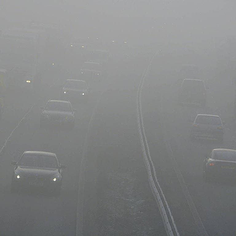 FahrzeugeAutos auf der Autobahn im Nebel (Foto: dpa/picture-alliance)