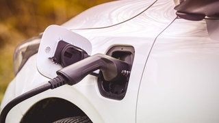 E-Auto beim Laden.