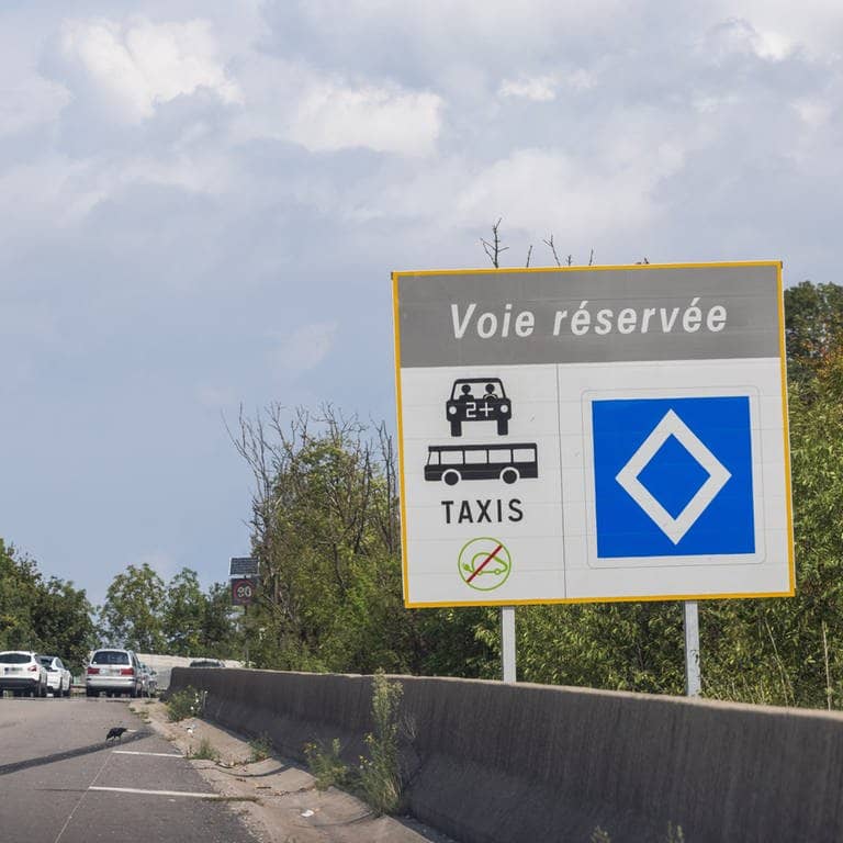 Ein Schild mit der Aufschrift „Voie réservée“ weist neben einer Autobahnauffahrt in Straßburg auf eine Spur für Fahrgemeinschaften, Taxis und Busse hin.