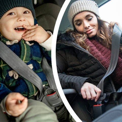 Happy boy in car safety seat model released, eine junge Frau schnallt sich an