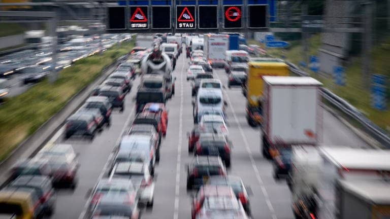 Autos und Lkw stehen auf der Autobahn im Stau – Auf der A8 zwischen Karlsruhe und PForzheim gibt es gerade eine Vollsperrung. Der Grund: Ein Tanklaster hat Kraftstoff verloren.