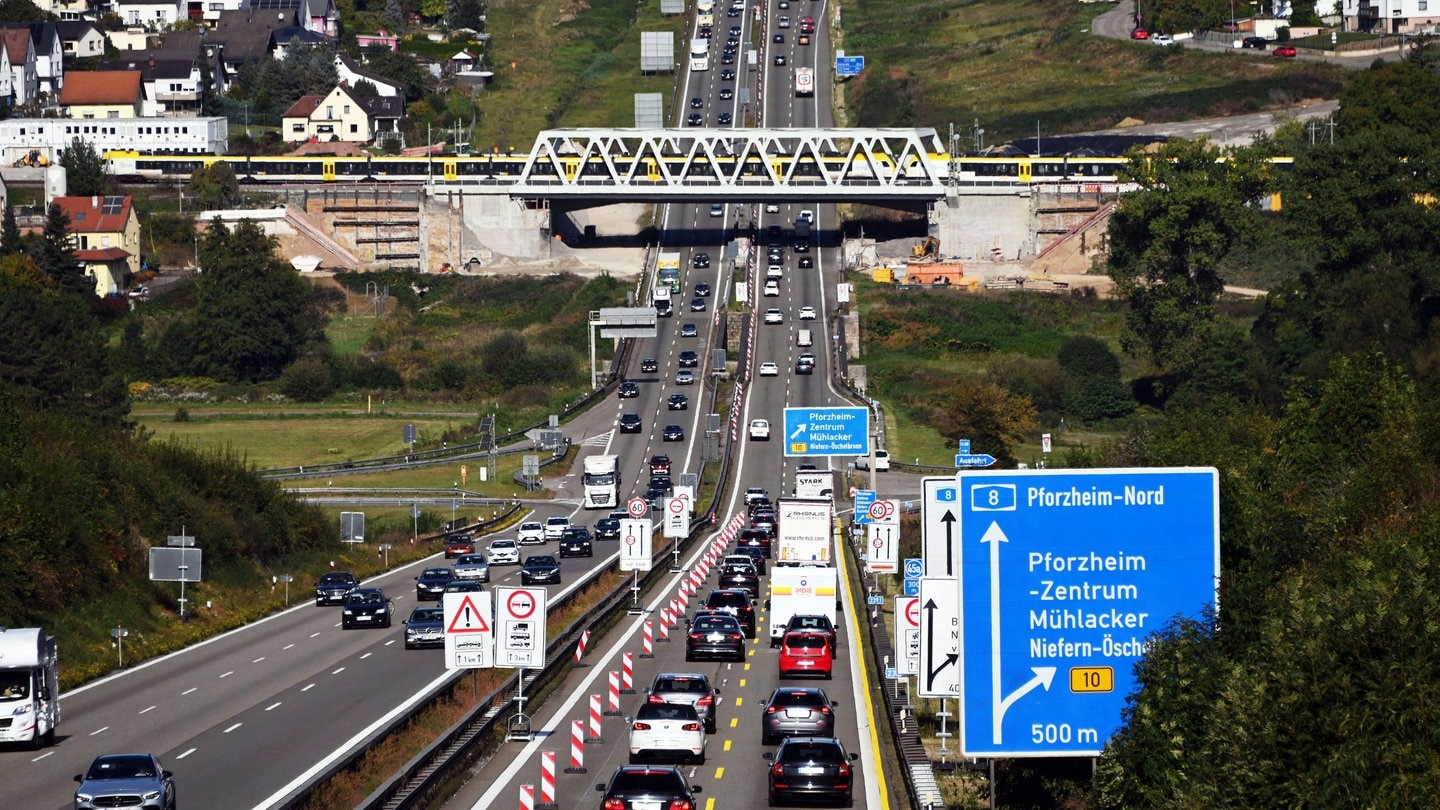Blick auf die Autobahn 8 bei Pforzheim Ost.