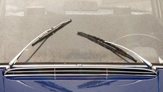 Scheibenwischer schmieren und quietschen auf der Frontscheibe eines alten Autos, wir geben Tipps zum Reinigen