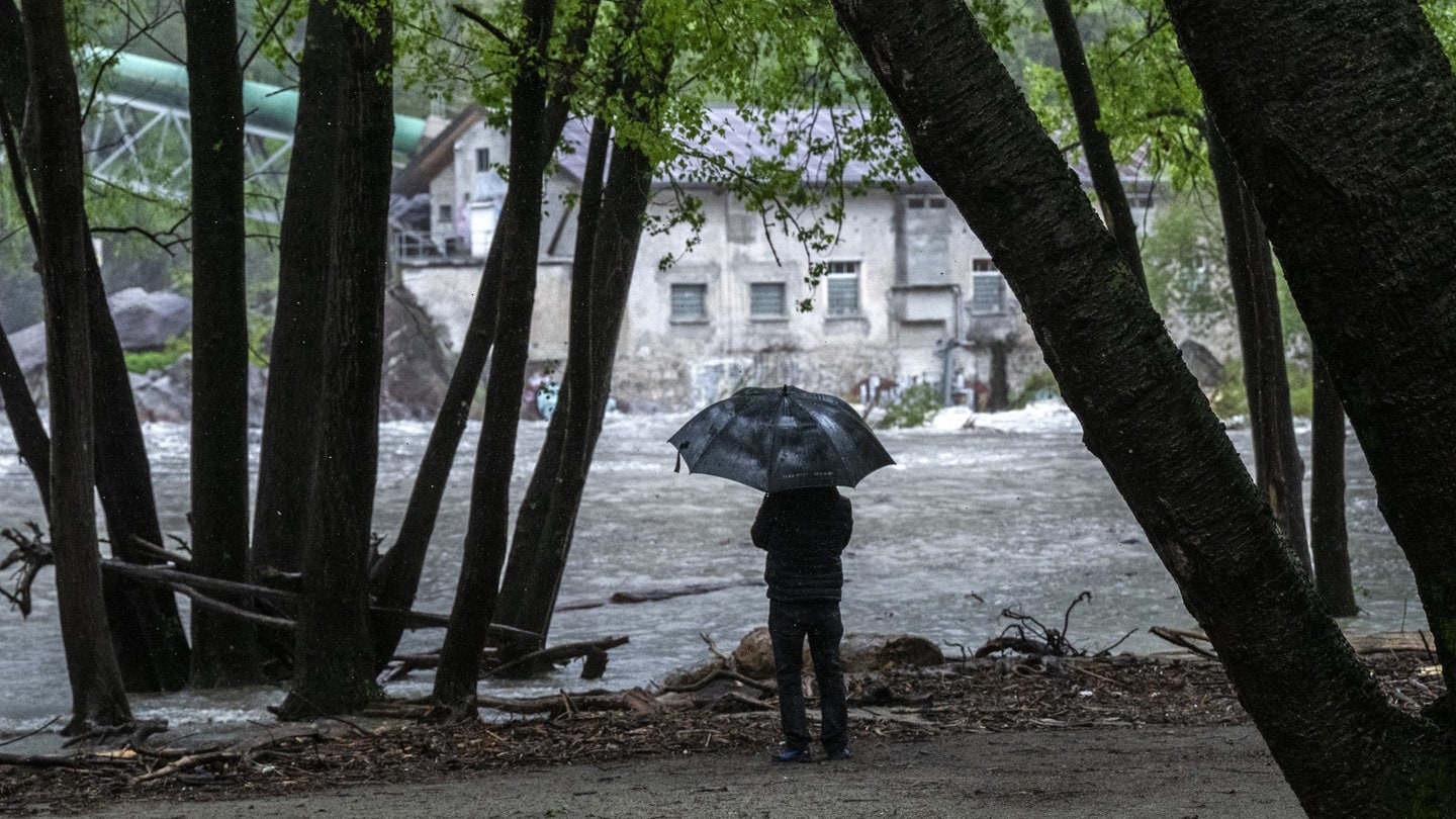 Der Fluss Maggia ist in Tegna wegen starker Regenfälle über die Ufer getreten.