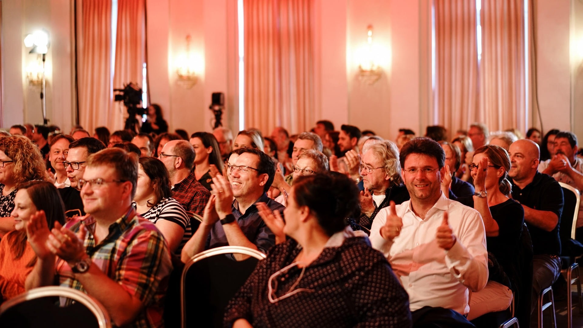 Foto: SWR3 Fatih Çevikkollu beim SWR3 Comedy Festival 2019 (Foto: SWR3)