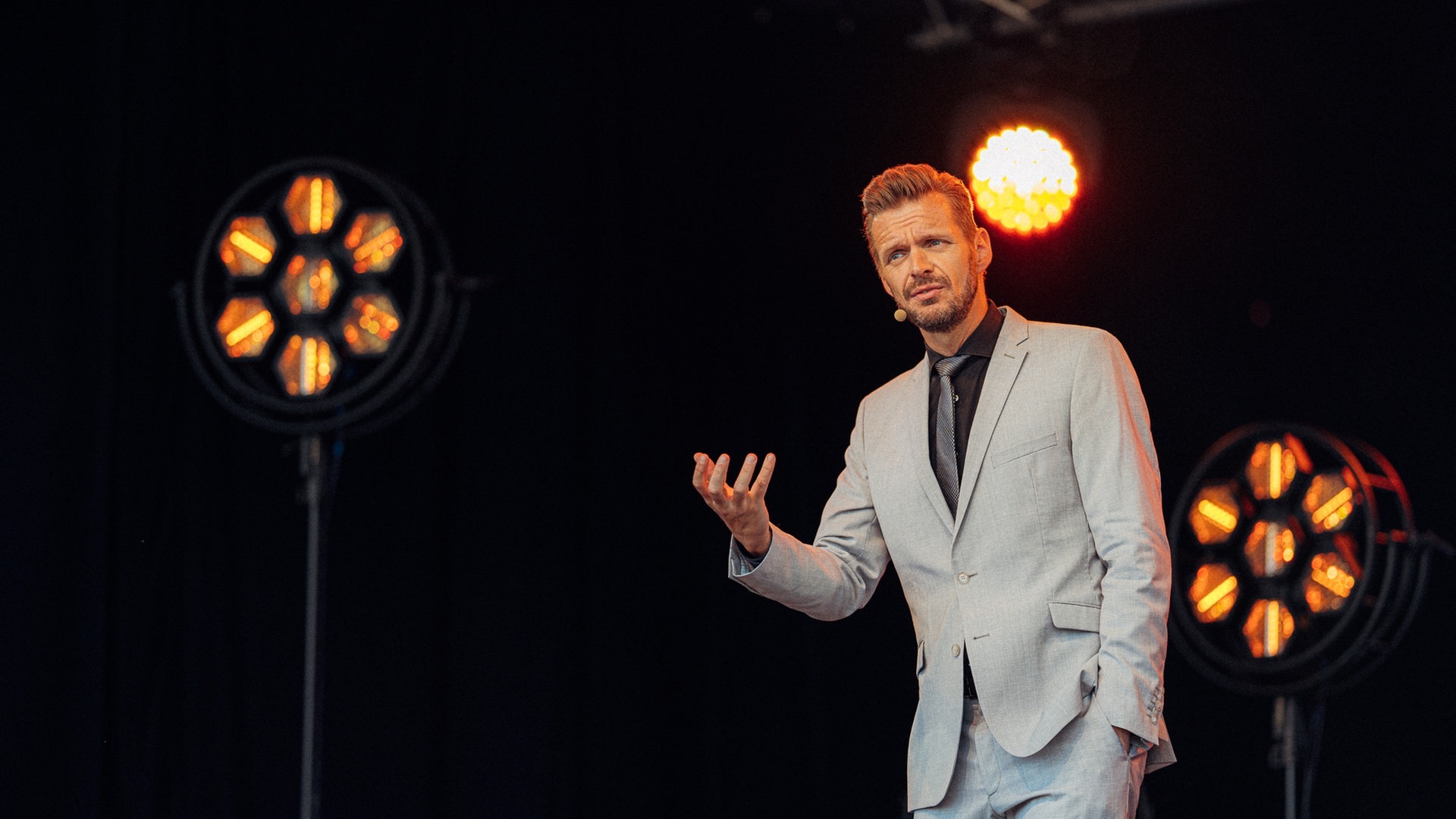 Foto: SWR, SWR3 | Narmo Visuals / Adrian Walter Florian Schroeder beim SWR3 Comedy Festival 2022 (Foto: SWR, SWR3 | Narmo Visuals / Adrian Walter)