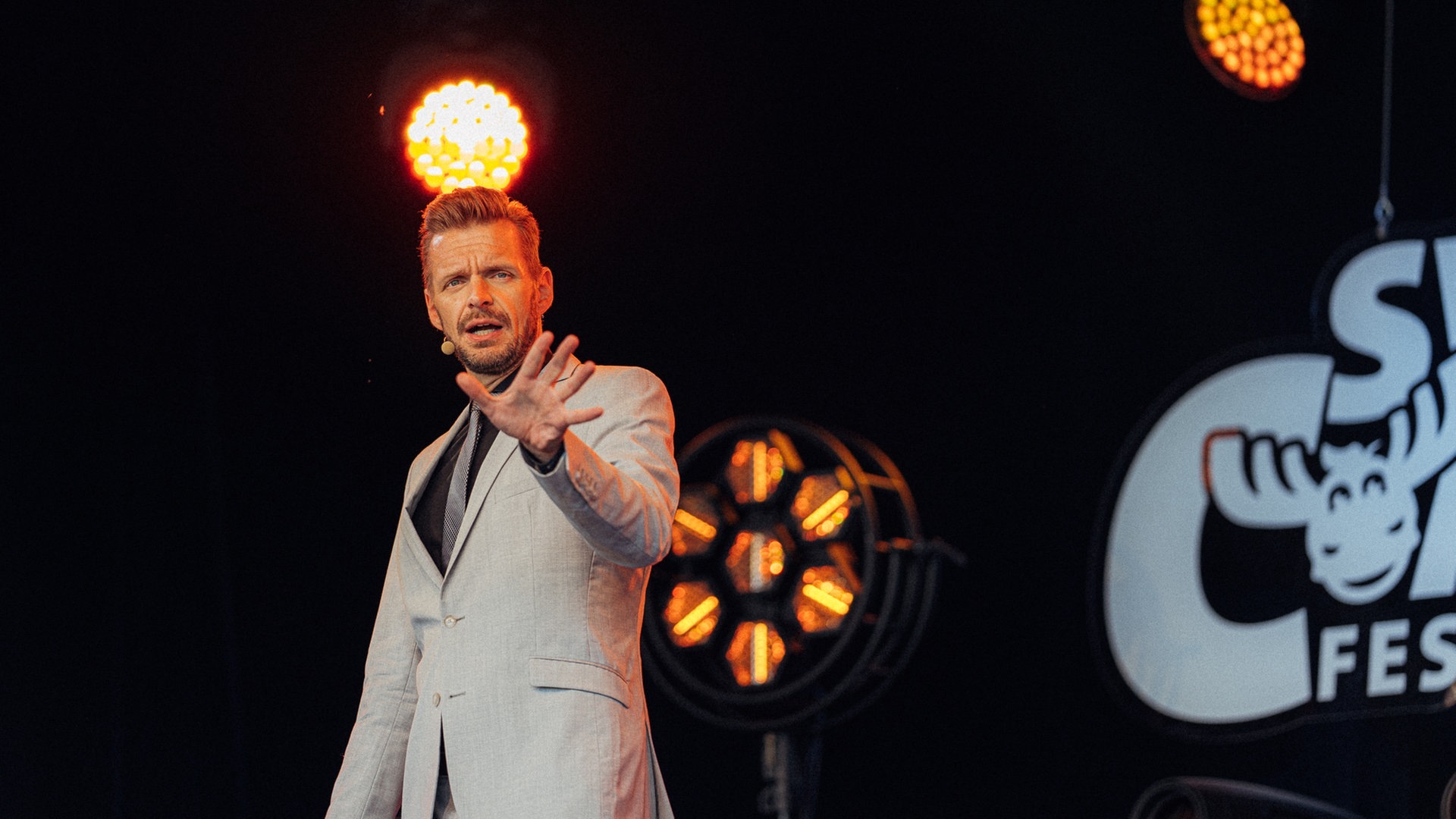 Florian Schroeder beim SWR3 Comedy Festival 2022 (Foto: SWR, SWR3 | Narmo Visuals / Adrian Walter)