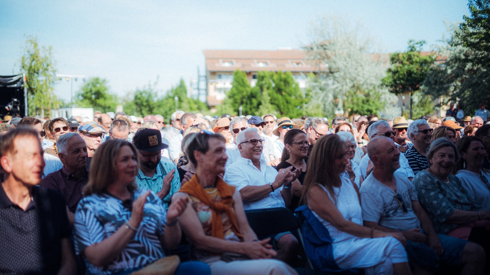 Florian Schroeder beim SWR3 Comedy Festival 2022 (Foto: SWR, SWR3 | Narmo Visuals / Adrian Walter)