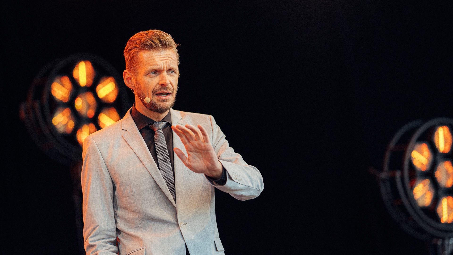 Florian Schroeder beim SWR3 Comedy Festival 2022 (Foto: SWR, SWR3 | Narmo Visuals / Adrian Walter)