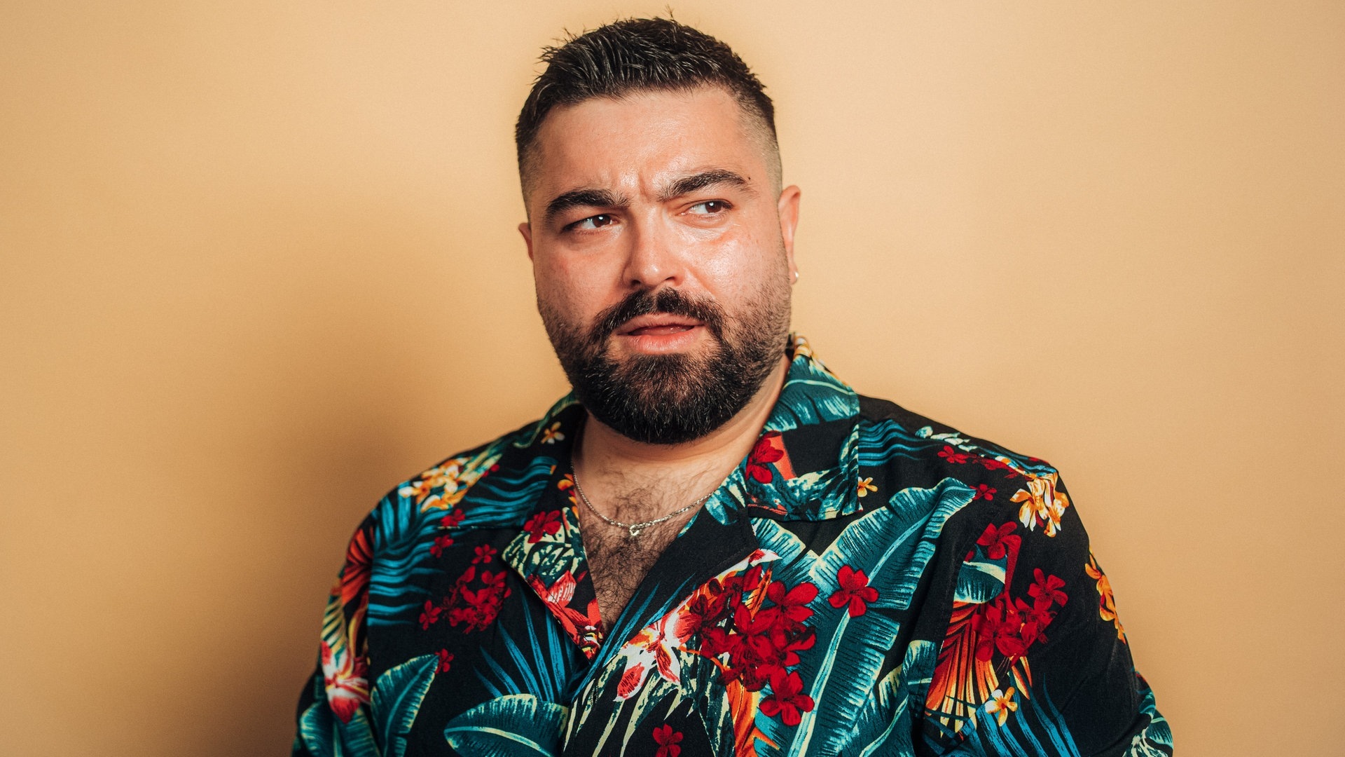 Foto: SWR3, Adrian Walter New Comedian Serdar Karibik beim SWR3 Comedy Festival 2023 (Foto: SWR3, Adrian Walter)