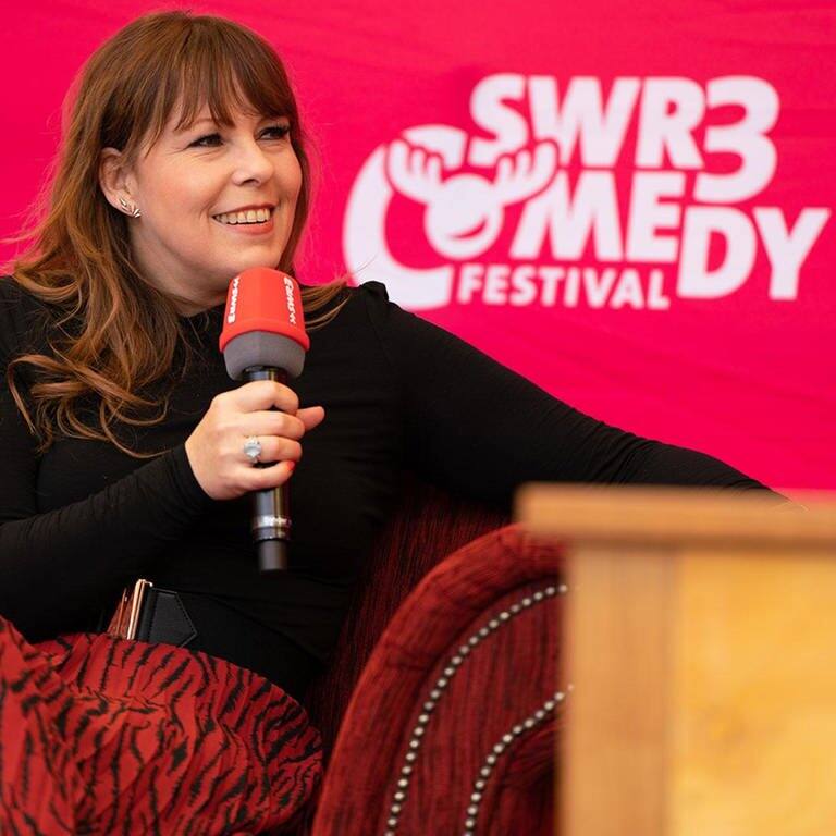 Katie Freudenschuss im Live-Talk mit Kemal Goga – SWR3 Comedy Festival 2019 (Foto: SWR3)