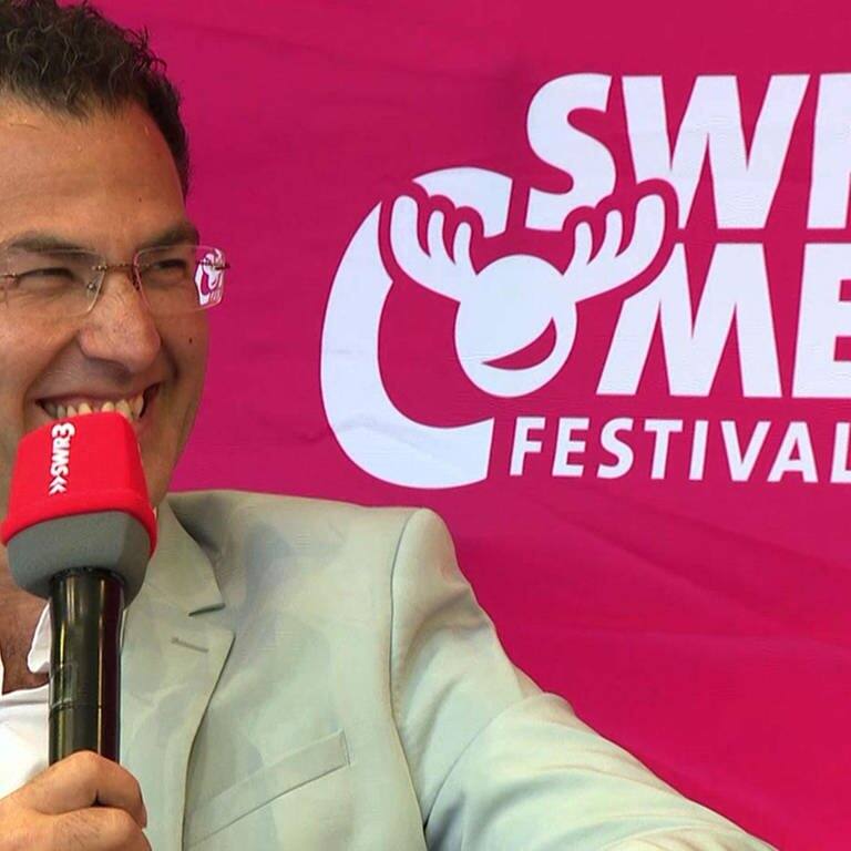 Fatih Cevikkollu im Live-Talk mit Kemal Goga – SWR3 Comedy Festival 2019 (Foto: SWR3)