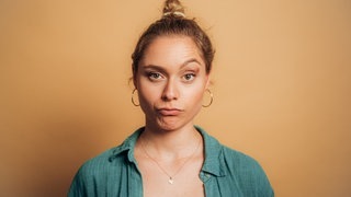 New Comedian Alina Khani beim SWR3 Comedy Festival 2023 (Foto: SWR3, Adrian Walter) New Comedian Alina Khani beim SWR3 Comedy Festival 2023