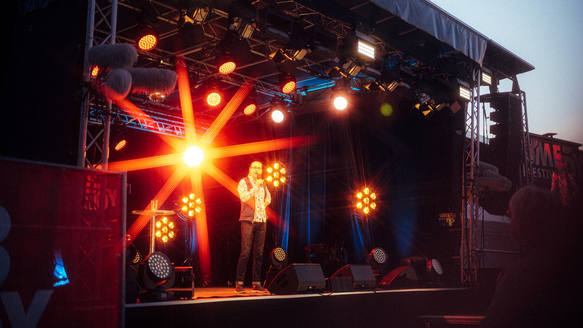 Chako Habekost beim SWR3 Comedy Festival 2022 (Foto: SWR3, Narmo Visuals / Adrian Walter)