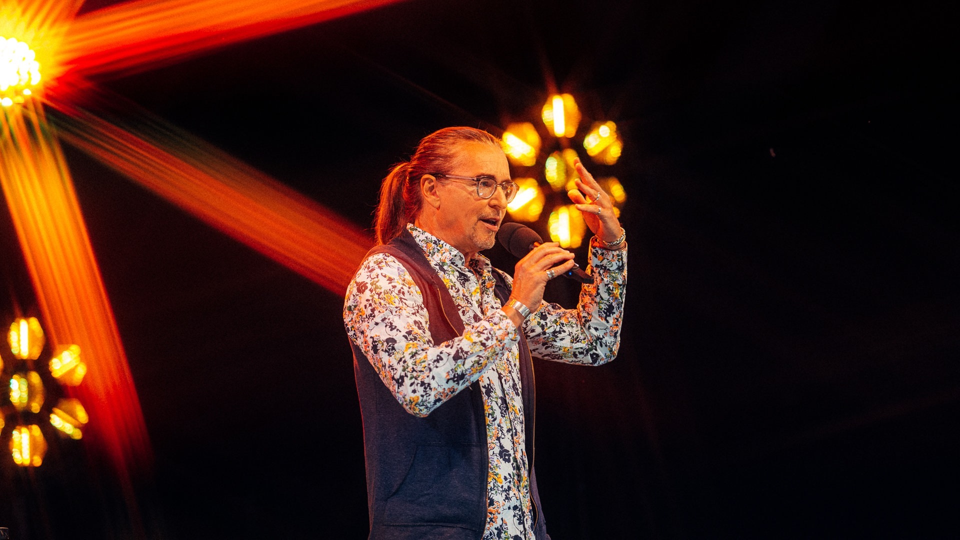Foto: SWR3, Narmo Visuals / Adrian Walter Chako Habekost beim SWR3 Comedy Festival 2022 (Foto: SWR3, Narmo Visuals / Adrian Walter)